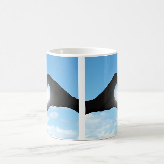 青空のハートの形のシルエットの手 コーヒーマグカップ (中央)