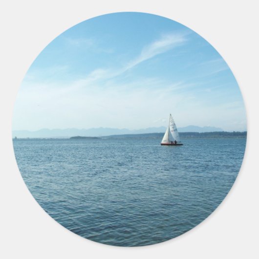 青空の下で海と帆船 ラウンドシール (正面)