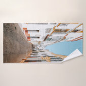 青空の下にベージュ街道がある道路 バスタオル (バスタオル)