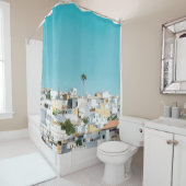 青空の下に白と茶色のコンクリートの家が  シャワーカーテン (インサイチュ)