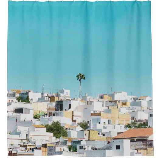 青空の下に白と茶色のコンクリートの家が  シャワーカーテン (正面)