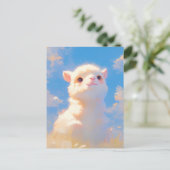 青空の下のふわふわの赤ちゃんの白いアルパカ ポストカード (スタンド正面)