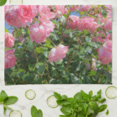 青空の下のピンクのバラの茂みカスタム、 キッチンタオル (折り畳み)