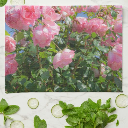青空の下のピンクのバラの茂みカスタム、 キッチンタオル (折り畳み)