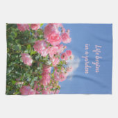 青空の下のピンクのバラの茂みカスタム、 キッチンタオル (横)