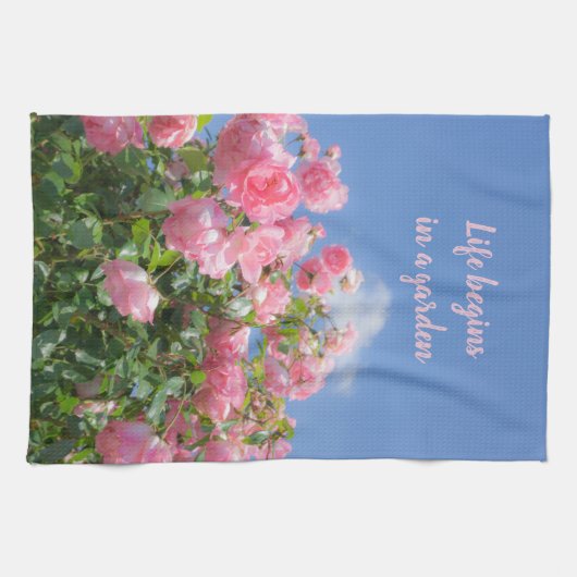 青空の下のピンクのバラの茂みカスタム、 キッチンタオル (横)