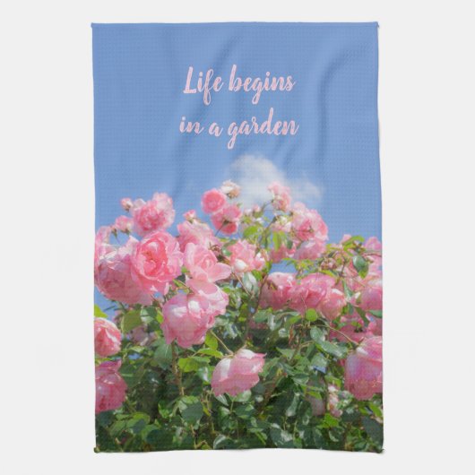 青空の下のピンクのバラの茂みカスタム、 キッチンタオル (縦)