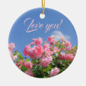 青空の下のピンクのバラの茂みカスタム、 セラミックオーナメント (正面)