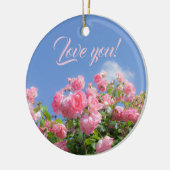 青空の下のピンクのバラの茂みカスタム、 セラミックオーナメント (左)