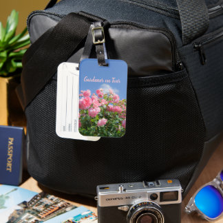青空の下のピンクのバラの茂み、オーダーメイドの庭師 ラゲッジタグ