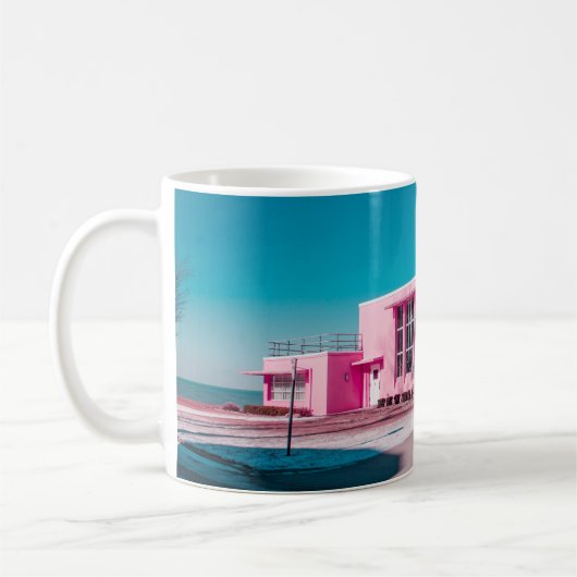 青空の下のピンクコンクリ澄んート建物 コーヒーマグカップ (左)