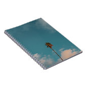 青空の下のヤシの木のローアングル撮影 ノートブック (右側)