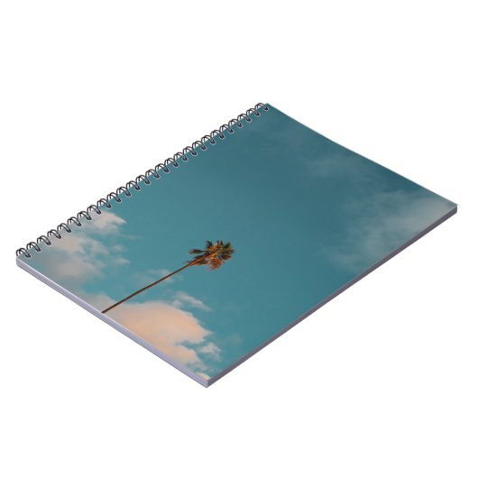 青空の下のヤシの木のローアングル撮影 ノートブック (左側)
