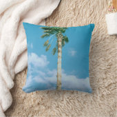 青空の下のヤシの木の低角度写真 クッション (ブランケット)