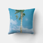 青空の下のヤシの木の低角度写真 クッション (裏面)