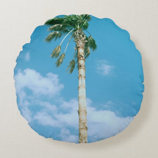 青空の下のヤシの木の低角度写真 ラウンドクッション (正面)