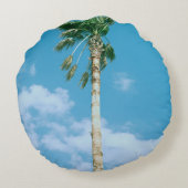 青空の下のヤシの木の低角度写真 ラウンドクッション (裏面)