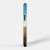 青空の下の山の上の緑の松の木 iPhoneケース (右側面)