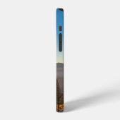 青空の下の山の上の緑の松の木 iPhoneケース (左側面)