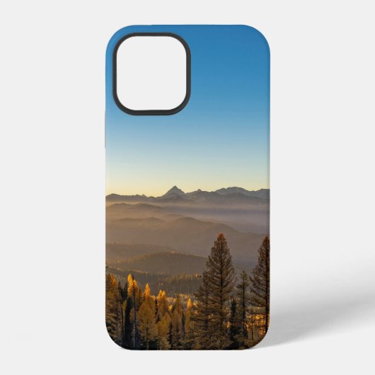 青空の下の山の上の緑の松の木 iPhoneケース (裏面)