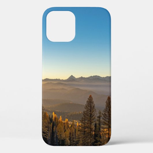 青空の下の山の緑の松 Case-Mate iPhoneケース (裏面)