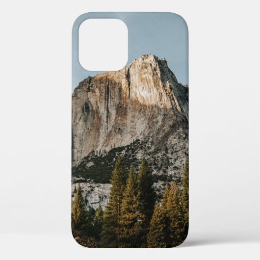 青空の下の木々の近くの茶色の崖 Case-Mate iPhoneケース (裏面)