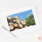 青空の下の森で切りたての木 長方形シール (封筒)