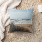 青空の下の海の近くの茶色の草 クッション (ブランケット)