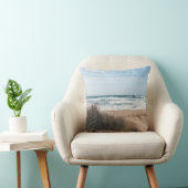 青空の下の海の近くの茶色の草 クッション (椅子)