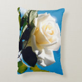 青空の下の白いバラ アクセントクッション (裏面(縦))