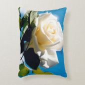 青空の下の白いバラ アクセントクッション (正面(垂直))