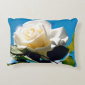 青空の下の白いバラ アクセントクッション (裏面)