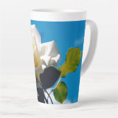 青空の下の白いバラ カフェラテマグ (右アングル)