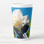 青空の下の白いバラ カフェラテマグ (正面)