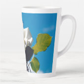 青空の下の白いバラ カフェラテマグ (右)