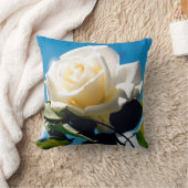 青空の下の白いバラ クッション (ブランケット)