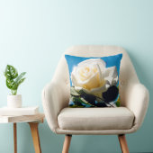 青空の下の白いバラ クッション (椅子)