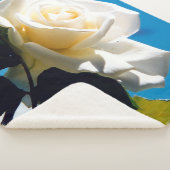 青空の下の白いバラ シェルパブランケット (3/4)