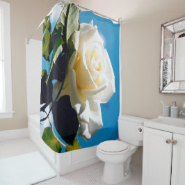 青空の下の白いバラ シャワーカーテン