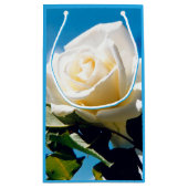 青空の下の白いバラ スモールペーパーバッグ (裏面)