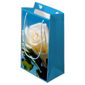 青空の下の白いバラ スモールペーパーバッグ (正面アングル)