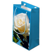 青空の下の白いバラ スモールペーパーバッグ (裏面アングル)