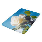 青空の下の白いバラ バスマット (アングル)