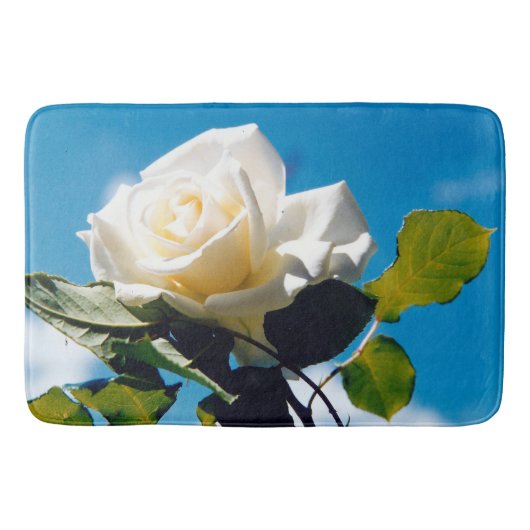 青空の下の白いバラ バスマット (正面)