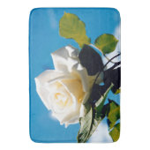 青空の下の白いバラ バスマット (正面縦)