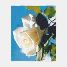 青空の下の白いバラ フリースブランケット