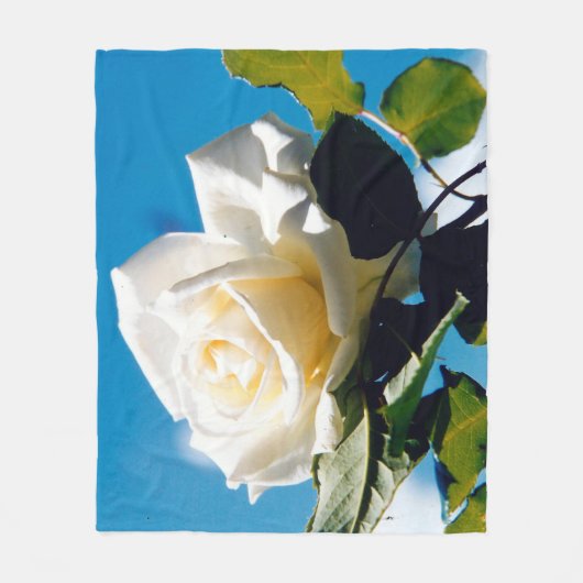 青空の下の白いバラ フリースブランケット (正面)