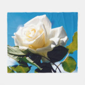 青空の下の白いバラ フリースブランケット (正面(横))