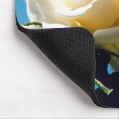 青空の下の白いバラ マウスパッド (コーナー)