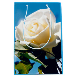 青空の下の白いバラ ミディアムペーパーバッグ